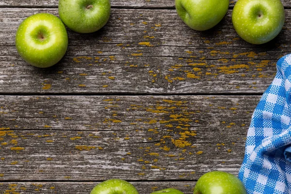 木桌上新鲜的绿色苹果 有复制空间 — 图库照片
