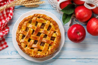 Taze kırmızı elmalı lezzetli elmalı turta. Düz yatıyordu