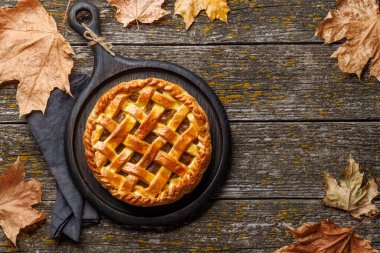 Taze kırmızı elmalı lezzetli elmalı turta. Kopyalama alanı olan düz