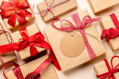 Noel hediyesi kutuları bej arka planda ve selamlaşma mesajları için yer. Düz yatıyordu