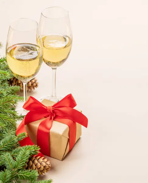 Tannenzweig Champagner Geschenkbox Und Platz Für Weihnachtsgrüße Text — Stockfoto