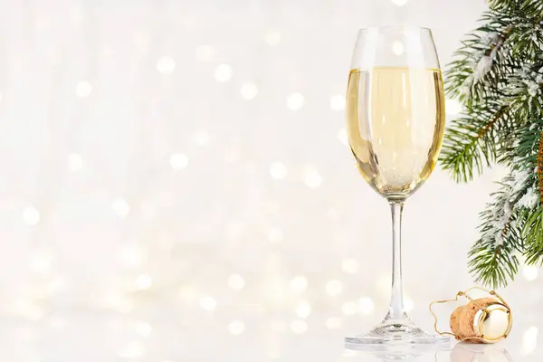 Champagne Glas Voor Kerstverlichting Bokeh Met Kopieerruimte Voor Kerstgroeten — Stockfoto