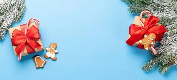 Kerst Spar Boom Tak Geschenkdozen Blauwe Achtergrond Met Ruimte Voor — Stockfoto