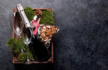 Noel kurabiyesi ve şampanyayla dolu bir kutu. Yılbaşı kutlamalarınız için boş yeriniz var