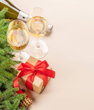 Noel ağacı dalı, Noel hediyesi kutusu, şampanya ve tebrik mesajı için yer.