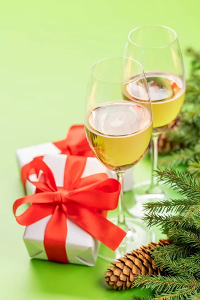 Vánoční Jedle Větev Vánoční Dárková Krabice Šampaňské Prostor Pro Pozdravy — Stock fotografie