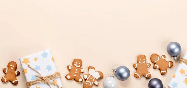 クリスマスギフトボックス ジンジャーブレッドクッキーとクリスマスの挨拶テキストのためのスペース — ストック写真