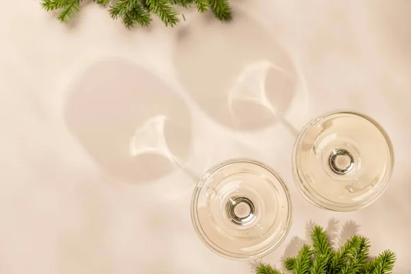 Twee Champagneglazen Een Beige Achtergrond Met Kopieerruimte Kerstkaart Sjabloon — Stockfoto