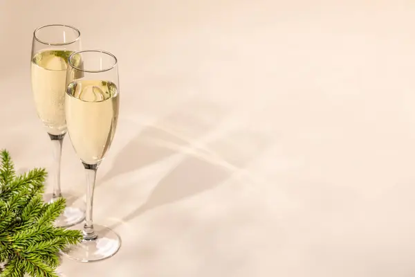 Twee Champagneglazen Een Beige Achtergrond Met Kopieerruimte Kerstkaart Sjabloon — Stockfoto