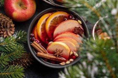 Meyve ve baharatlı sıcak şarap. Düz yatıyordu