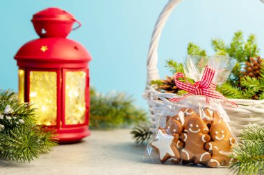 Noel kurabiyeleri, köknar ağacı dalı ve çelenk ışıkları