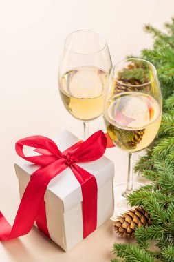 Noel ağacı dalı, şampanya, hediye kutusu ve Noel mesajları için yer.