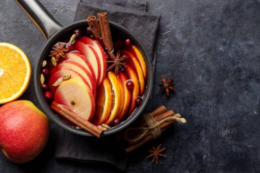 Meyve ve baharatlı sıcak şarap. Kopyalama alanı olan düz