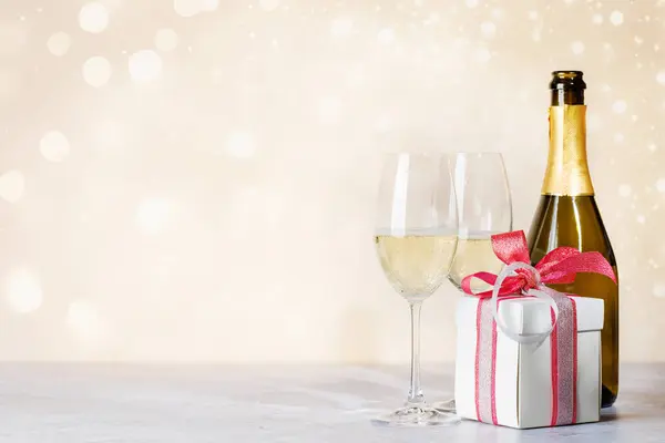 Şampanya Bardağı Hediye Kutusu Kopya Alanı Olan Noel Tebrik Kartı — Stok fotoğraf