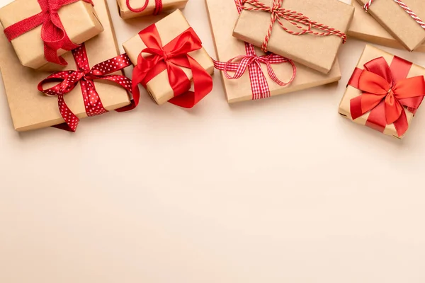 Coffrets Cadeaux Noël Sur Fond Beige Espace Pour Texte Salutations — Photo