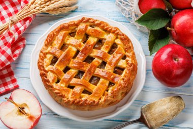 Taze kırmızı elmalı lezzetli elmalı turta. Düz yatıyordu