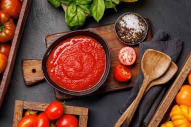 Zengin ev yapımı domates sosu ve malzemeler. Düz yatıyordu
