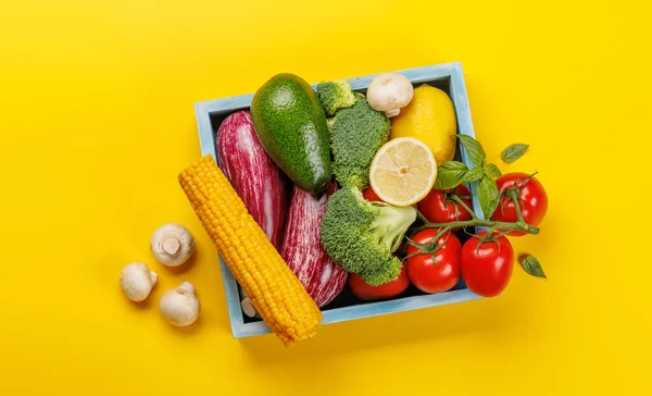 Variedad Verduras Piso Sobre Fondo Amarillo — Foto de Stock