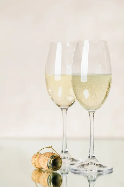 Twee Champagneglazen Een Beige Achtergrond — Stockfoto
