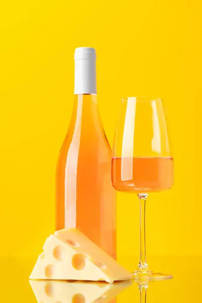 Aromatic Rose Wine Poured Glass Accompanied Tempting Piece Cheese — Stock Photo, Image