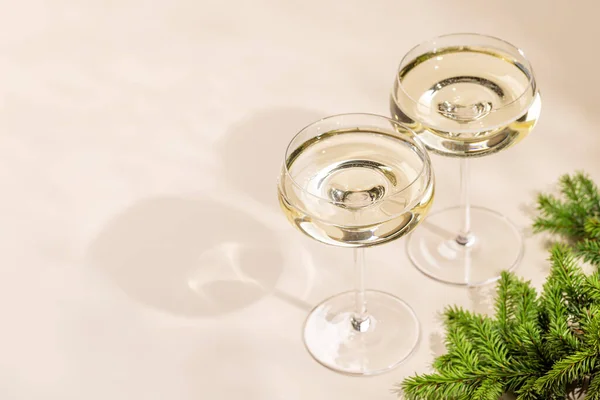 Två Champagneglas Beige Bakgrund Med Kopieringsutrymme Julkort Mall — Stockfoto