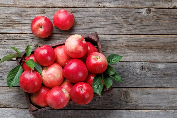 Caja Madera Con Manzanas Rojas Frescas Sobre Mesa Madera Piso —  Fotos de Stock