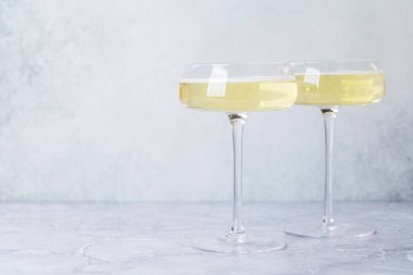 Arka planda iki şampanya bardağı.