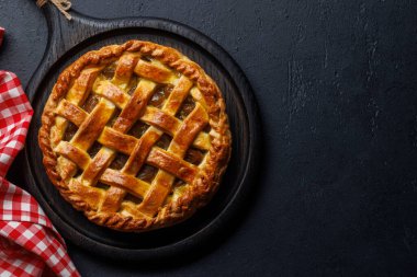 Taze kırmızı elmalı lezzetli elmalı turta. Kopyalama alanı olan düz