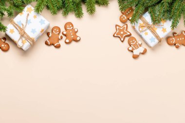 Noel ağacı dalı, Noel hediyesi kutuları, zencefilli kurabiye ve tebrik mesajı için yer. Düz yatıyordu