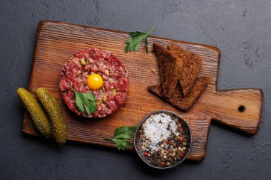 Turşulu salatalık turşulu ve kahverengi ekmekli tartare biftekli. Düz yatıyordu
