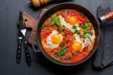 Tavada nefis shakshuka kahvaltısı. Düz yatıyordu