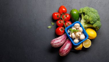 Çeşitli sebzeler. Fotokopi alanı ile koyu taş arkaplan üzerinde düz yatıyordu