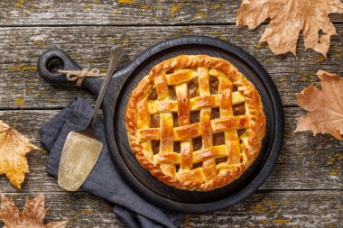 Taze kırmızı elmalı lezzetli elmalı turta. Düz yatıyordu