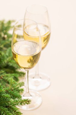 Xmas köknar ağacı dalı, şampanya ve selamlama metni için yer