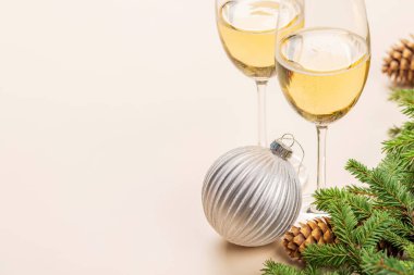 Noel köknar ağacı dalı, şampanya ve Noel kutlaması için yer.