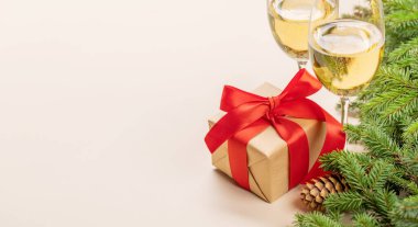Noel ağacı dalı, Noel hediyesi kutusu, şampanya ve tebrik mesajı için yer.