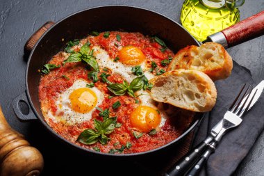 Lezzetli shakshuka kahvaltısı kızartma tavasında