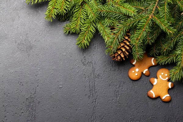 圣诞枞树枝条装饰 饼干和空间的问候文字 平躺在床上 — 图库照片