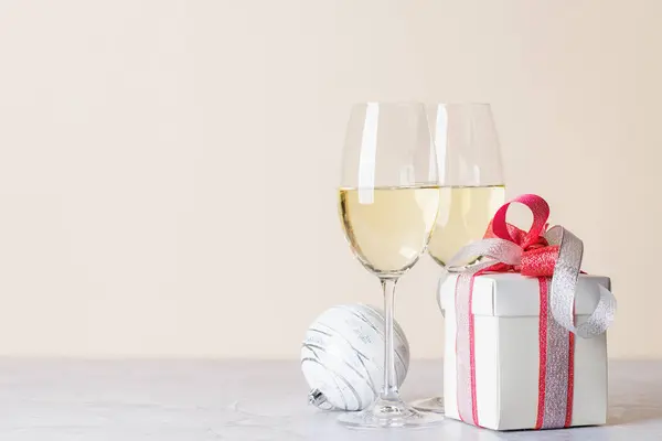 Şampanya Bardağı Hediye Kutusu Kopya Alanı Olan Noel Tebrik Kartı — Stok fotoğraf