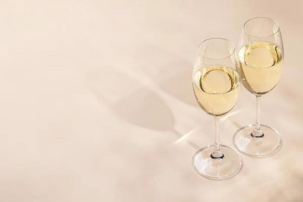 Två Champagneglas Beige Bakgrund Med Kopieringsutrymme — Stockfoto