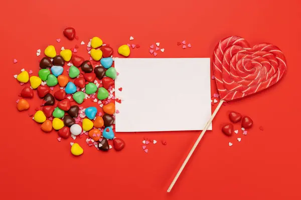 あなたの挨拶のためのお菓子や空白の挨拶カード バレンタインデーキャンディーの心 — ストック写真