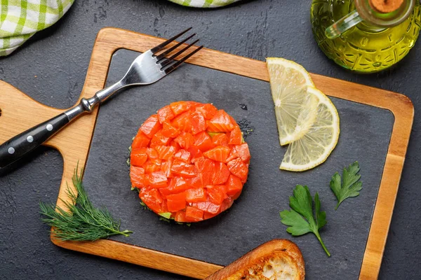 Delicious Salmon Avocado Tartare Crispy Toasts Board Flat Lay — Stock Photo, Image