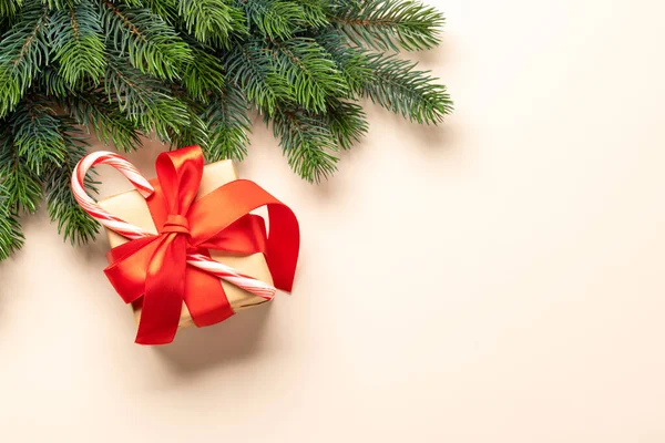 クリスマスモミの木の枝 クリスマスギフトボックスと挨拶テキストのためのスペース — ストック写真