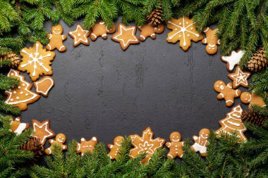 Dekorlu, kurabiyeli ve tebrik mesajı için yeri olan Noel ağacı dalı. Düz yatıyordu