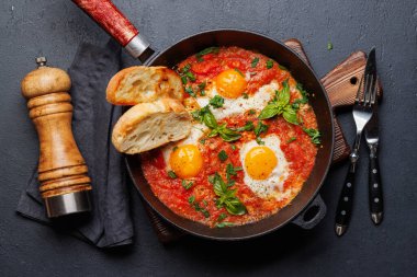 Tavada nefis shakshuka kahvaltısı. Düz yatıyordu