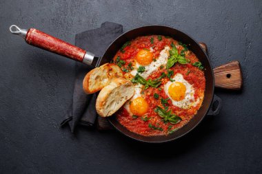 Tavada nefis shakshuka kahvaltısı. Düz yatıyordu