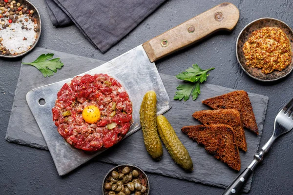 Savory Beef Tartare Pickled Gherkins Brown Bread Toasts Flat Lay — Stock Photo, Image