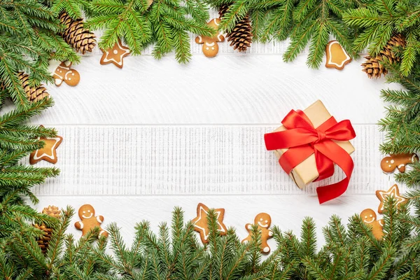 クッキー ギフト用の箱 挨拶のテキストのためのスペースが付いているクリスマスの火の木の枝 フラットレイ — ストック写真