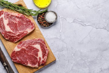 Lezzetli baharatlı çiğ pirzola. Kopyalama alanı olan düz