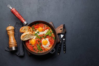 Tavada nefis shakshuka kahvaltısı. Düz yatıyordu